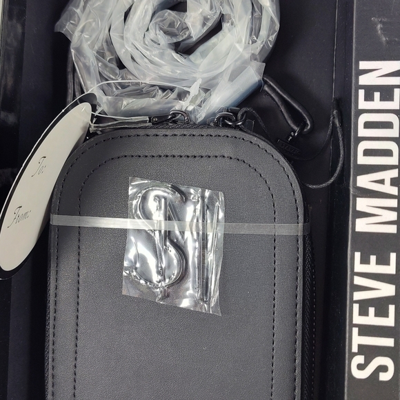 Steve Madden 2pc Gift Set - Phone Crossbody w/ Matching Beanie Hat Gift Box Set - Picture 3 of 16